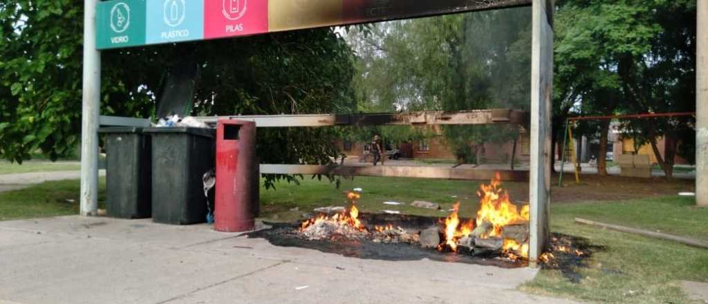 Buscan a v&aacute;ndalos que incendiaron contenedores ecol&oacute;gicos en San Rafael