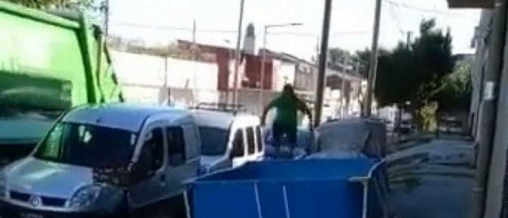 Video: un recolector se tir&oacute; a una pelopincho en pleno recorrido y es furor