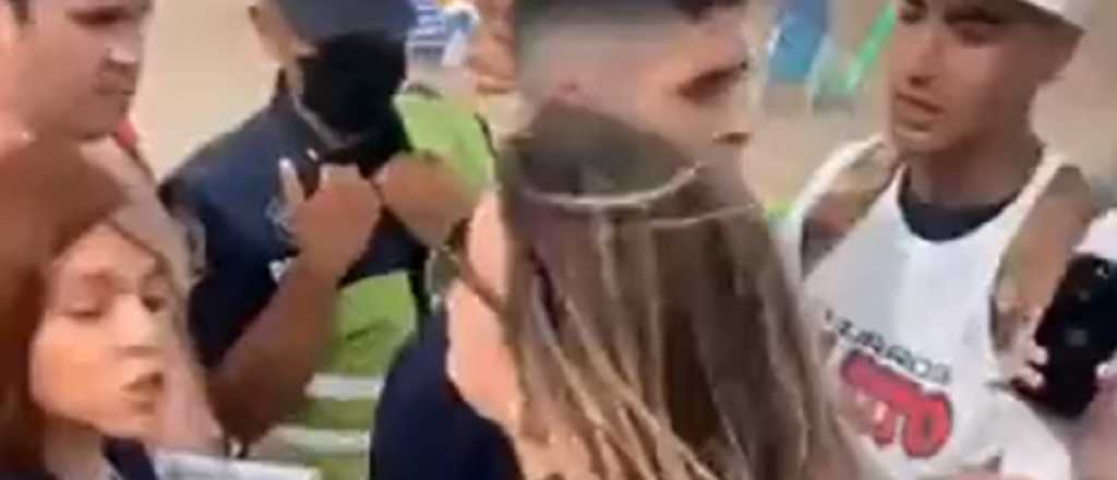 Video: la gente evit&oacute; que municipales le sacaran los churros a un vendedor