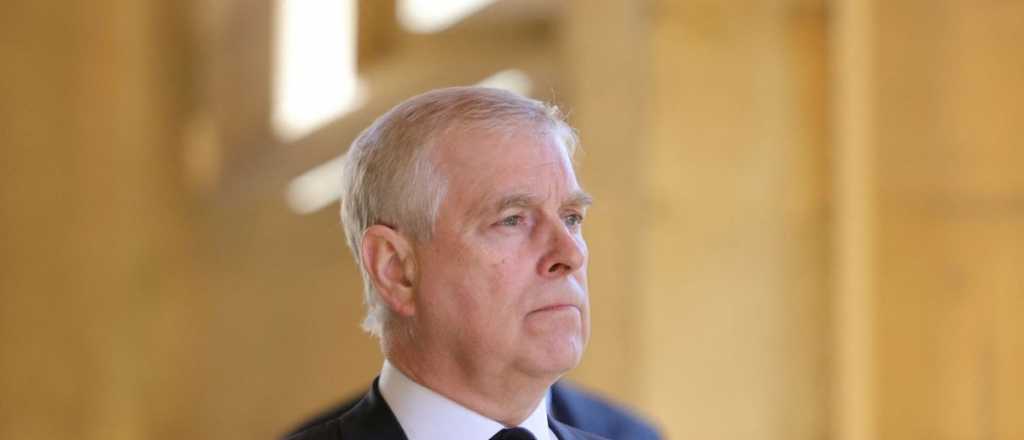 El príncipe Andrés dejó sus cargos para hacer frente a denuncias por abuso