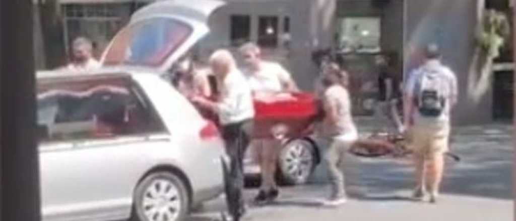 Un coche fúnebre perdió el cajón con un cadáver y hubo pánico en las calles