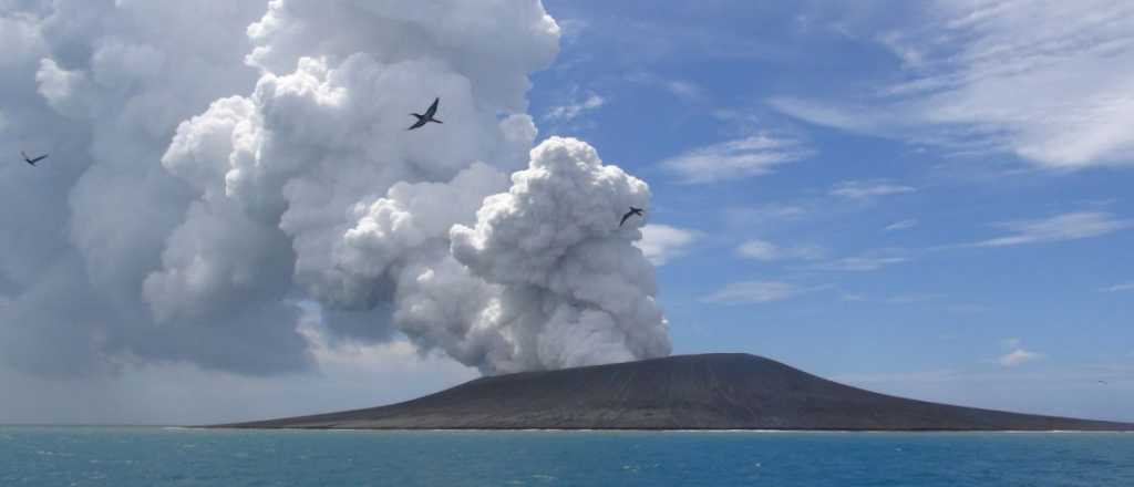Videos: feroz erupción de un volcán submarino provocó un tsunami en Tonga