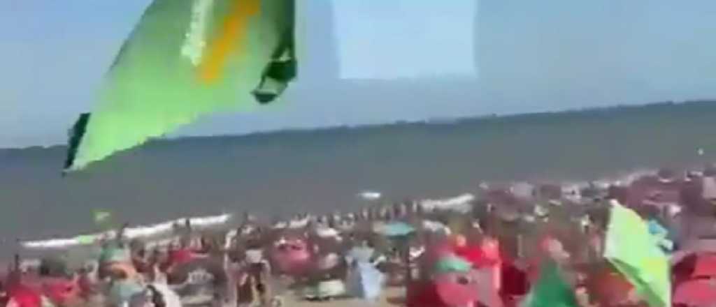Video: un helicóptero pasó cerca de turistas y voló sombrillas en Gesell