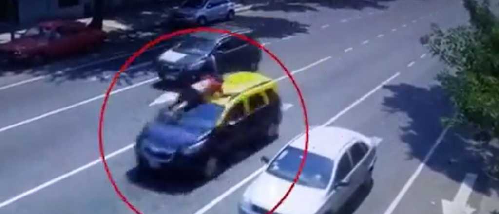 Video: subió al capot para evitar el robo de su taxi, salió despedido y murió 