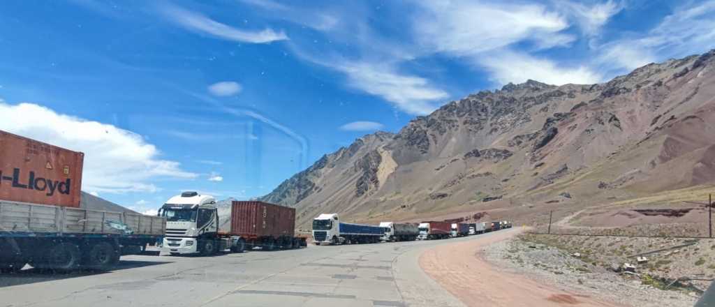 Dueños de camiones de Mendoza piden urgente solución en el Paso a Chile