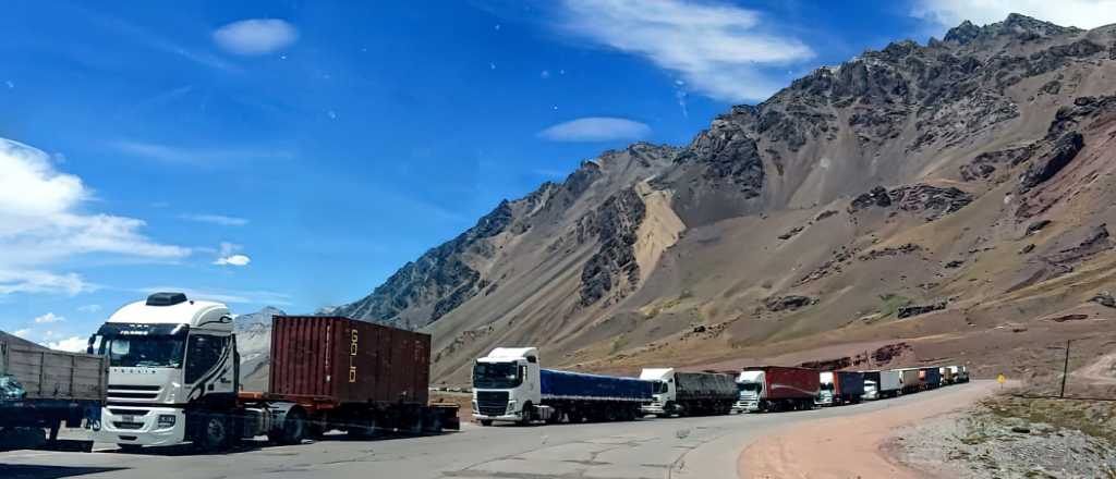 Camioneros argentinos cortaron la ruta del lado chileno