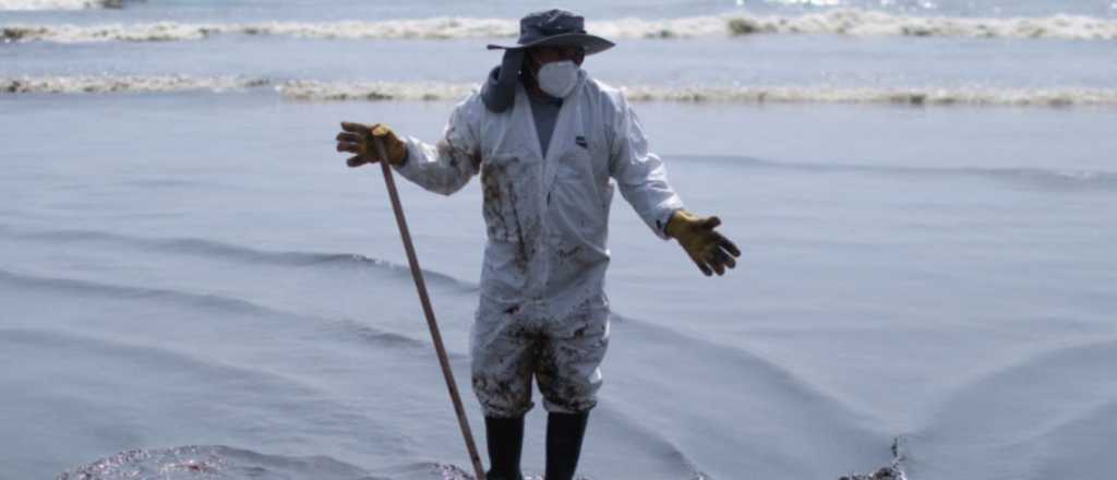 Un derrame de petróleo afecta 18 mil metros de mar en Perú