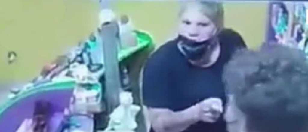 Video: una mujer golpeó a un comerciante que maltrató a su hija