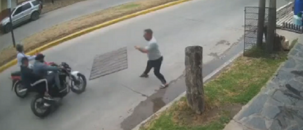 Video: comerciante evitó robo tirándole una reja a dos "motochorros" 