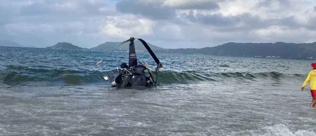 Cayó un helicóptero en la playa de Florianópolis y hay tres heridos