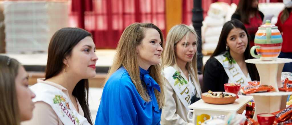 Las 12 reinas de Las Heras tomaron el t&eacute; con Wanda Kalici&ntilde;ski 