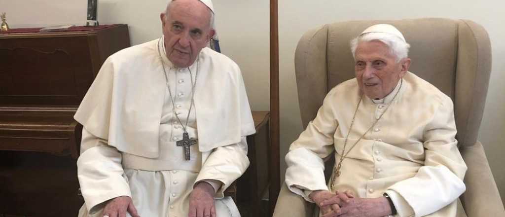 El papa Francisco pidió rezar por Benedicto XVI: "Está muy enfermo"