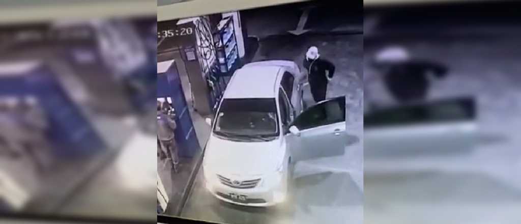 Robaron un auto en Palmira y fueron filmados por una c&aacute;mara de seguridad