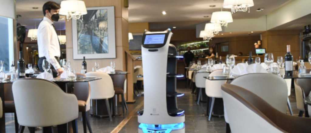 Un restaurante de San Luis contrat&oacute; un mozo robot