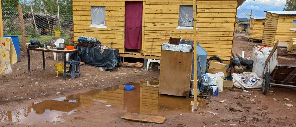 Se llovieron las casillas de madera del barrio Razquín en Godoy Cruz