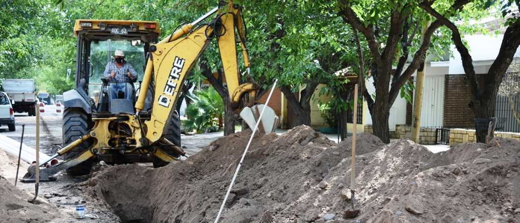 Guaymallén instala nuevas redes de agua y cloaca para la calle Murialdo