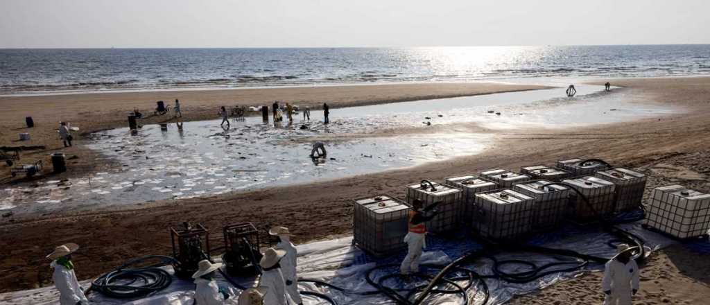 Tareas de limpieza por un derrame de 50 mil litros de petr&oacute;leo en Tailandia