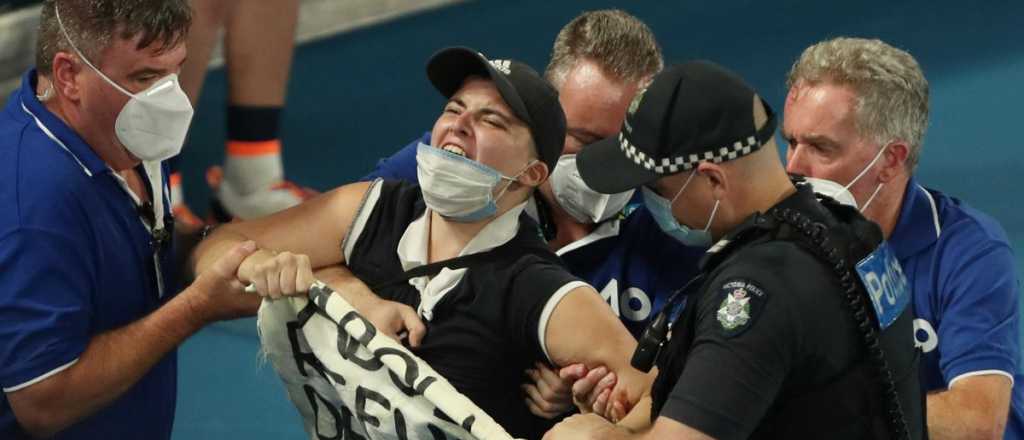 Video: una manifestante interrumpió la final del Abierto de Australia