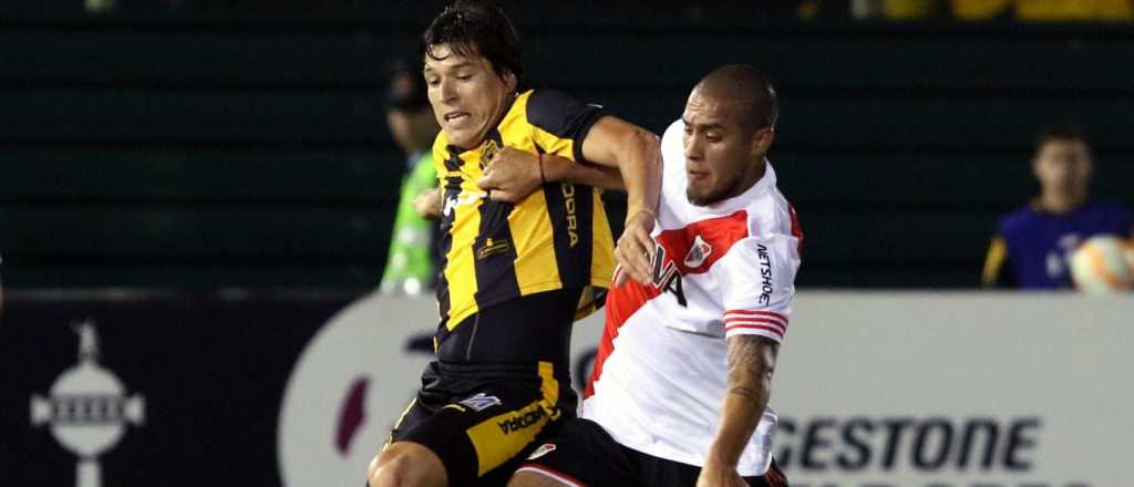 Los afiches del finalista y la gastadas de los jugadores de River a Boca