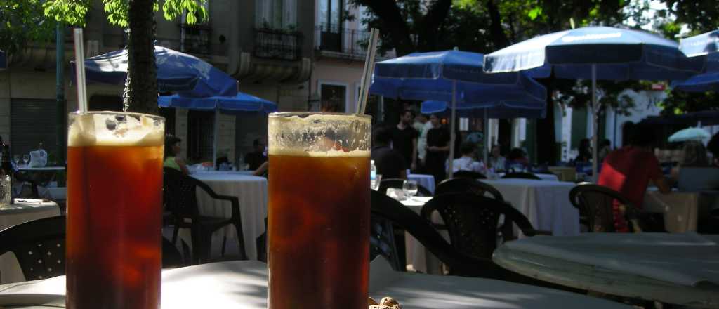 Los hombres argentinos toman mucho más que las mujeres