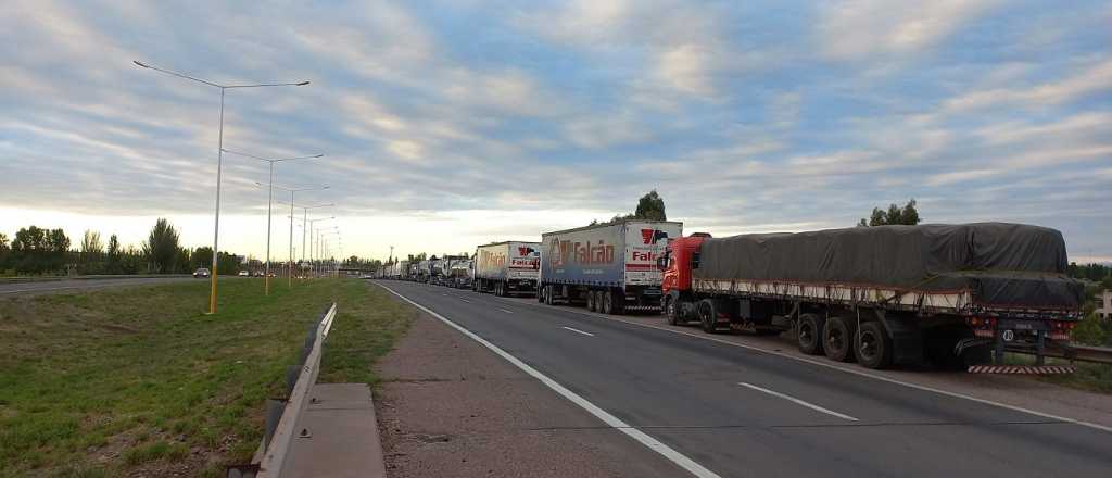 Acceso Sur: larga fila de camiones para cruzar a Chile y caos en el tránsito