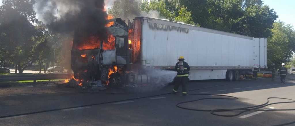 Un camión se incendió en el Acceso Sur