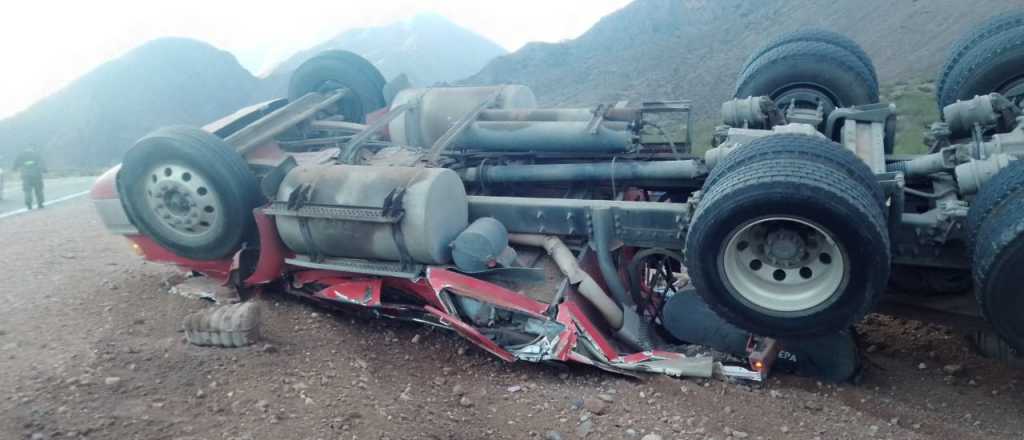 Un cami&oacute;n con bananas volc&oacute; en Uspallata y gener&oacute; corte en el tr&aacute;nsito