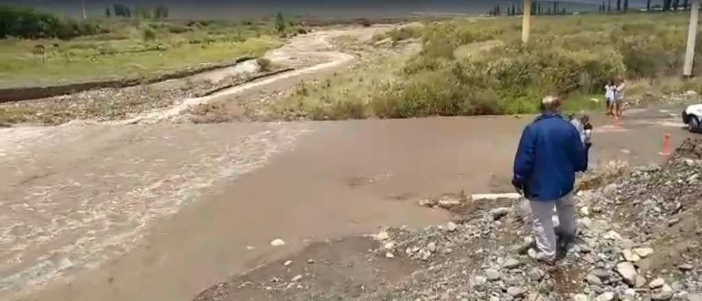 Video: la Ruta 86 est&aacute; cortada en Tupungato por la crecida de un arroyo