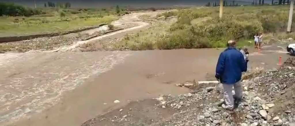 Video: la Ruta 86 está cortada en Tupungato por la crecida de un arroyo