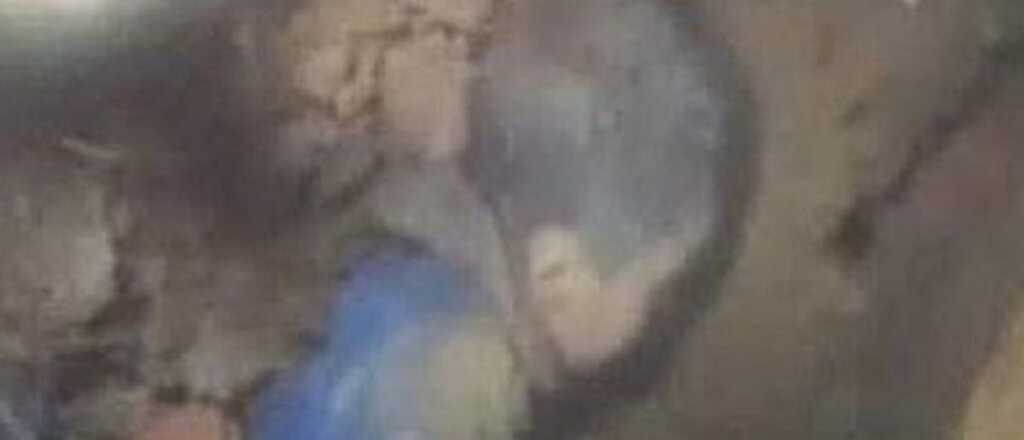 "&iexcl;Est&aacute; vivo!", gritaron los socorristas que intentan rescatar al ni&ntilde;o 