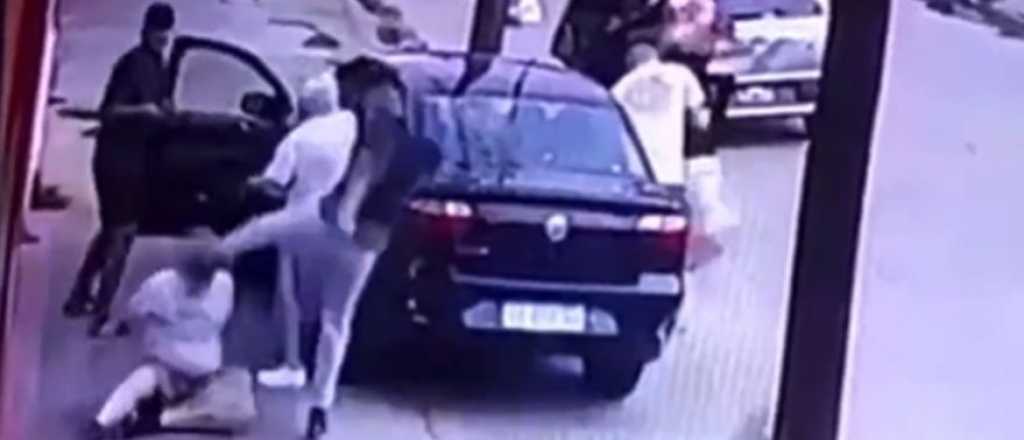 Video: salvaje golpiza a un hombre para robarle un auto