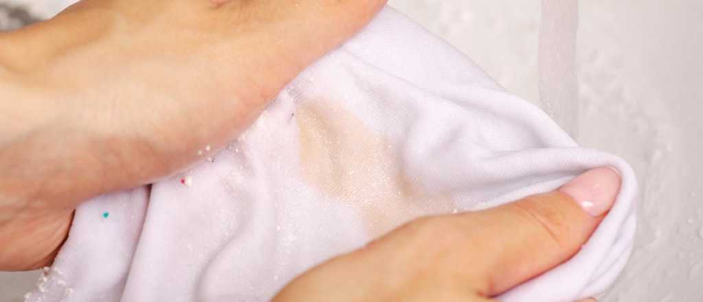 &iquest;Manchas amarillas en tu ropa blanca?: los trucos para eliminarlas f&aacute;cil