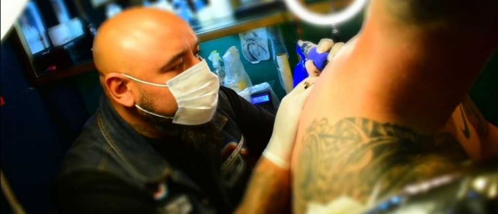 El tatuador de mendocinos famosos abrió un nuevo local vip