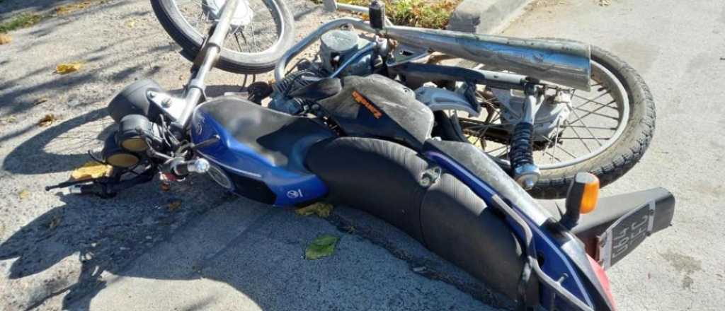 Un motociclista sufrió varias fracturas tras ser chocado por una camioneta