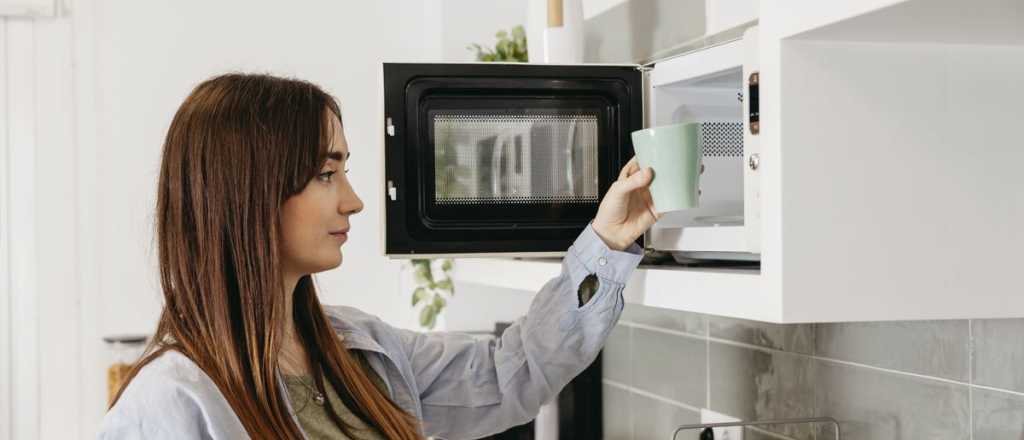 Dos trucos para eliminar el mal olor del microondas