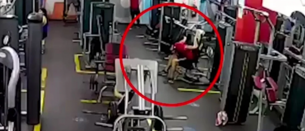 Video: un hombre falleció mientras hacía ejercicios en un gimnasio