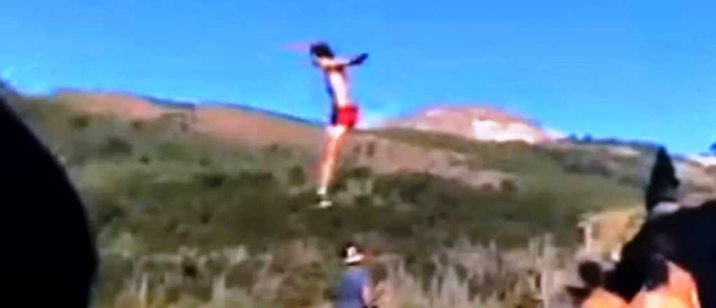 Video: se golpeó contra las rocas al tirarse desde 15 metros en un lago