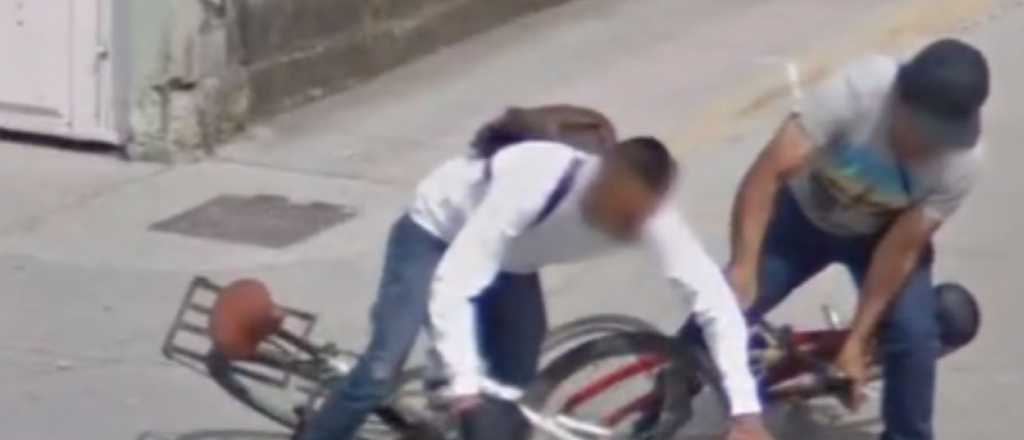 Choque en bicicletas ins&oacute;lito captado por Google Street View