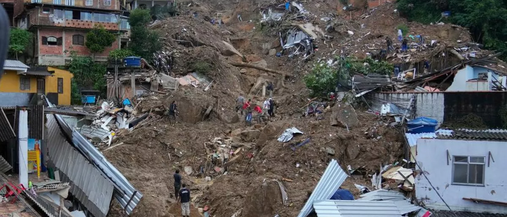Ya son 104 los muertos por derrumbes e inundaciones en Petrópolis