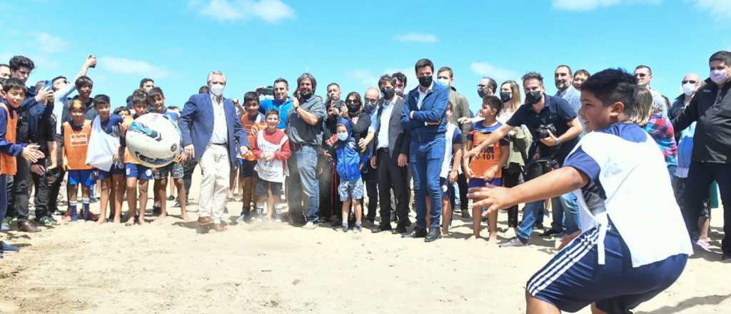 Video: Alberto se puso a atajar penales en la playa junto a chicos