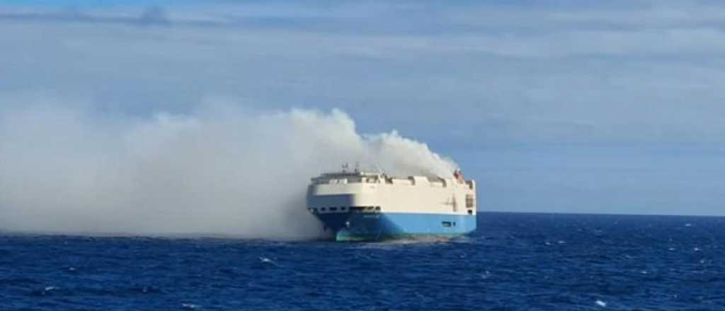Video: así se incendió un barco que trasladaba autos de alta gama