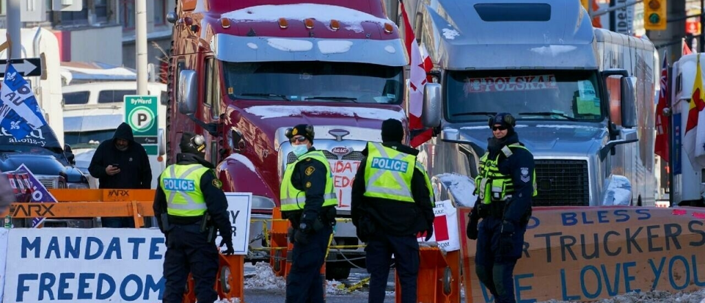 La Policía arrestó a camioneros en Canadá y remolcaron varios vehículos