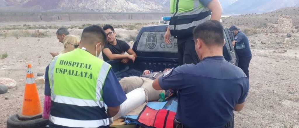 Rescataron a una mujer que se accidentó en alta montaña