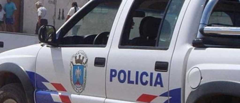 Un policía fue detenido por golpear y amenazar con un arma a su mujer
