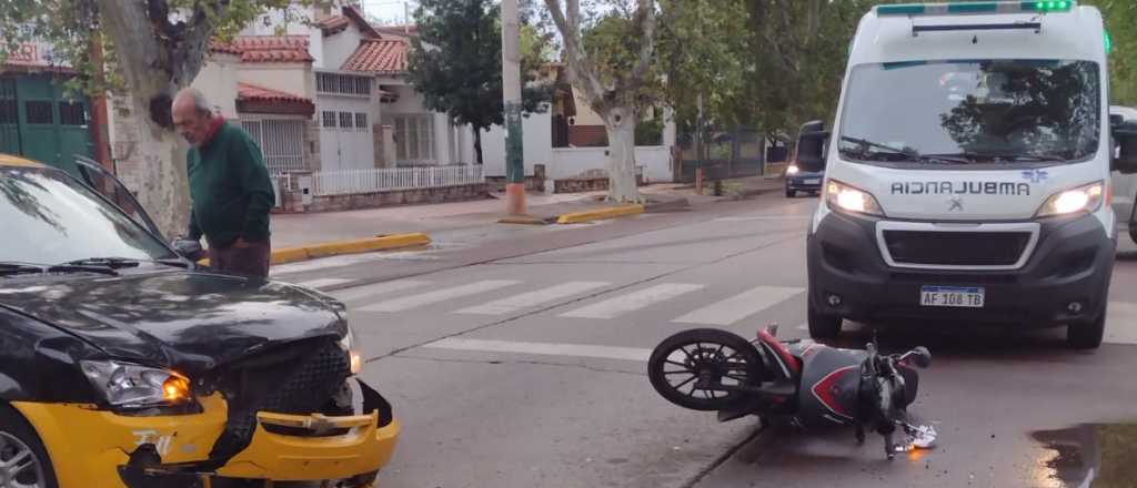 Hubo caos de tránsito por un choque entre una moto y un taxi en Guaymallén