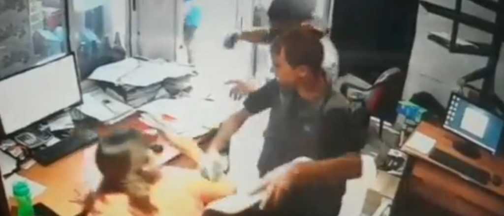 Empleados de una distribuidora resistieron un robo a pi&ntilde;as y botellazos