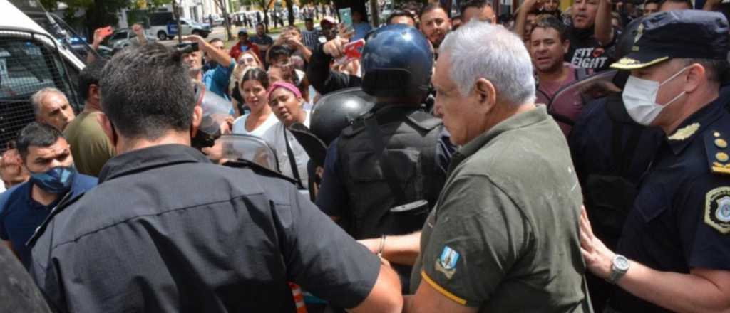 Video: el forcejeo entre la Policía y la hija del "Pata" Medina