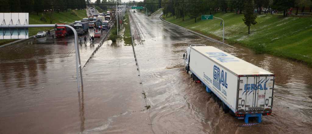 Fotos: Mendoza inundada luego de la tormenta fulminante 