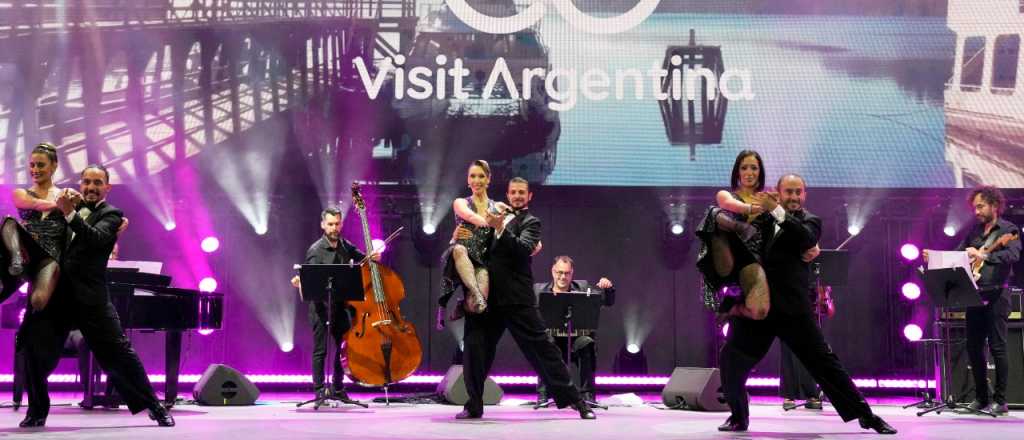 El stand argentino en Dubai "la rompe" con la muestra y el tango
