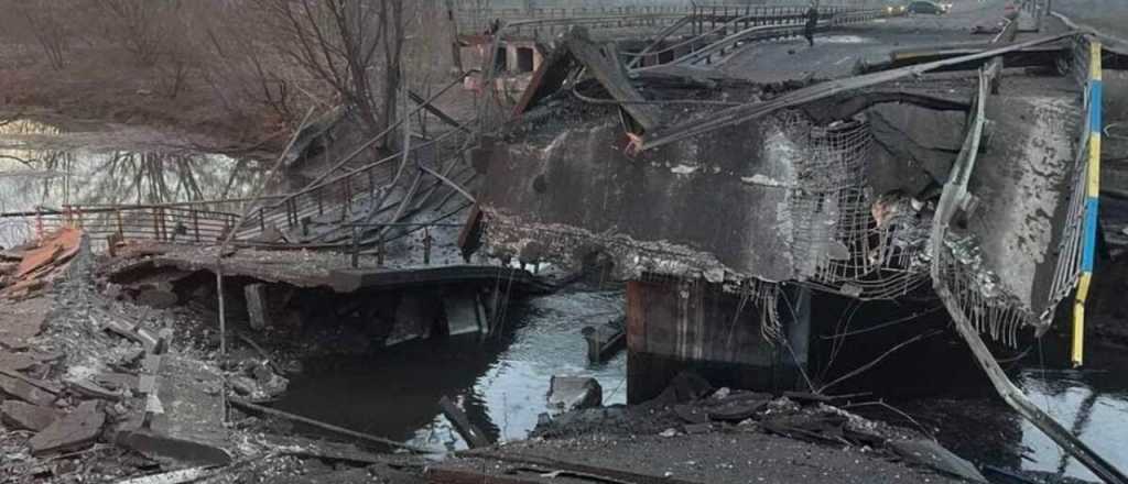 El ejército ucraniano voló un puente en Kiev para evitar el avance ruso